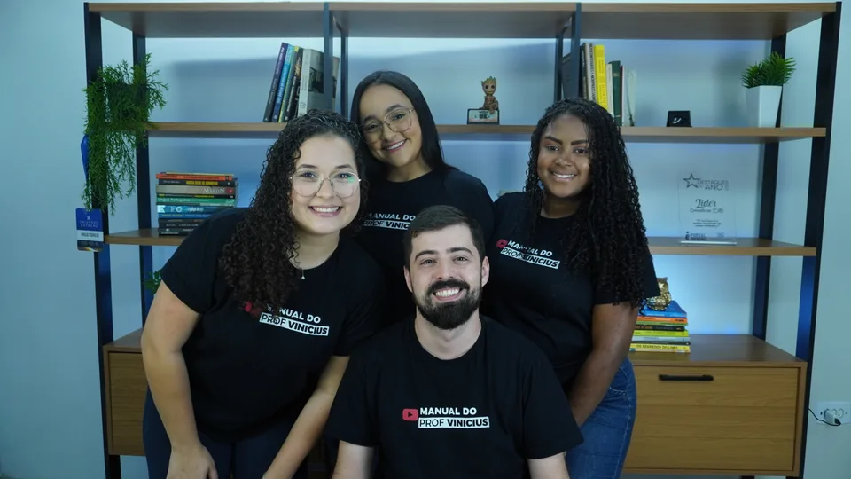 Professor Vinicius e equipe do Manual do Professor Vinicius